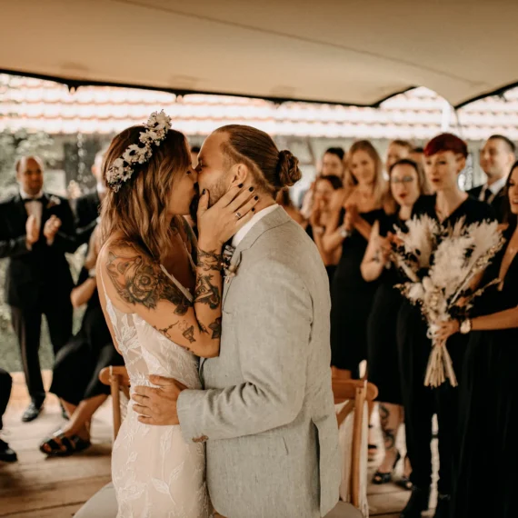 Brautpaar Nadja und Nils mit Bridesmaids und Groomsmen im Schafstall Mahlstetten