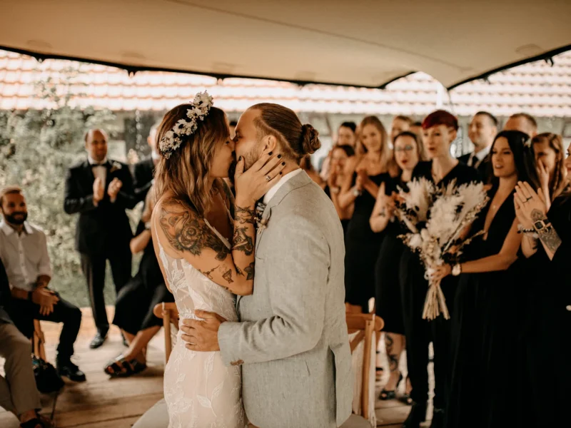 Brautpaar Nadja und Nils mit Bridesmaids und Groomsmen im Schafstall Mahlstetten
